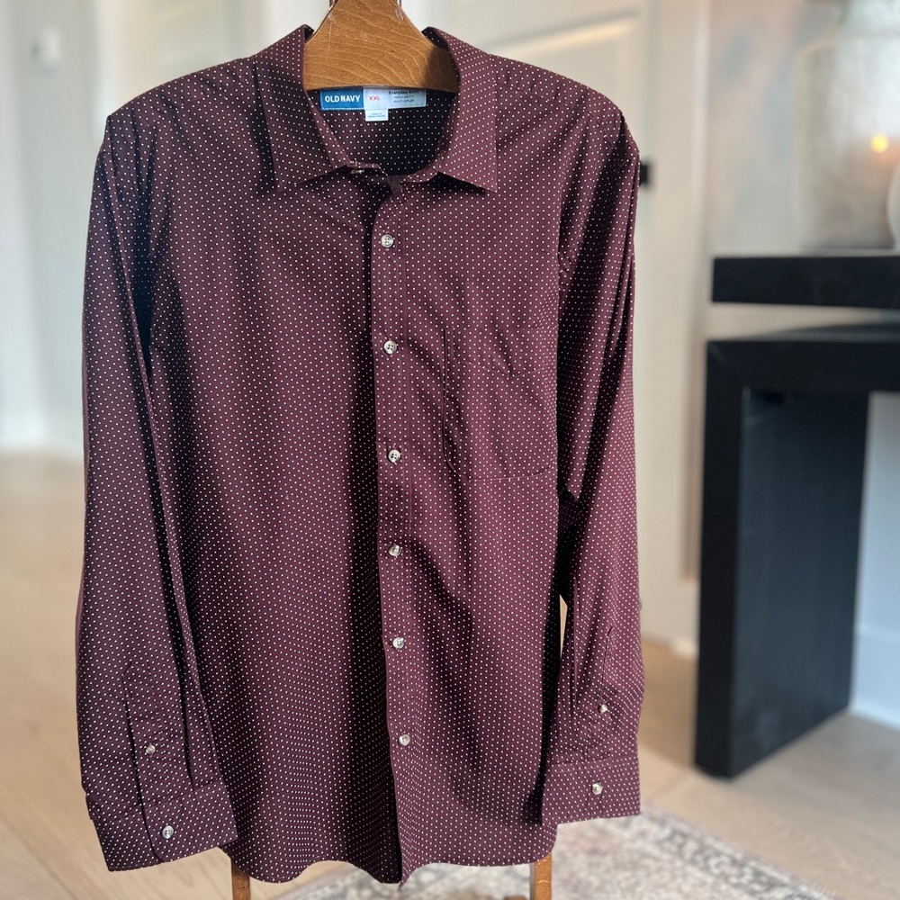 Old Navy Men's Button-Up XXL Regular Fit Shirt Burgundy w/White Dots 98% Cotton